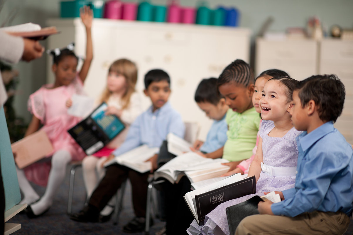 kids praying in school
